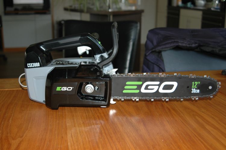 Na inschakelen zijn er twee aparte handelingen aan het handvat nodig voor het deblokkeren en om de ketting te laten lopen/gas te geven. Dit vergroot de veiligheid Na inschakelen zijn er twee aparte handelingen aan het handvat nodig voor het deblokkeren en om de ketting te laten lopen/gas te geven. Dit vergroot de veiligheid