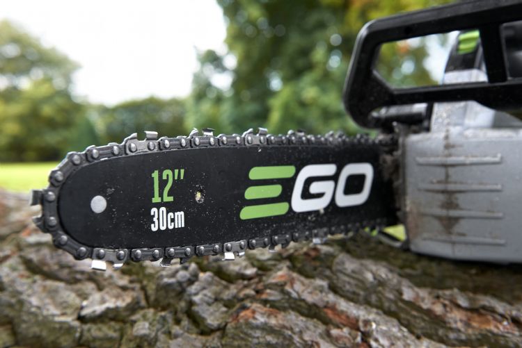 Naast de traditionele kettingrem heeft de machine ook een elektrische kettingrem Naast de traditionele kettingrem heeft de machine ook een elektrische kettingrem