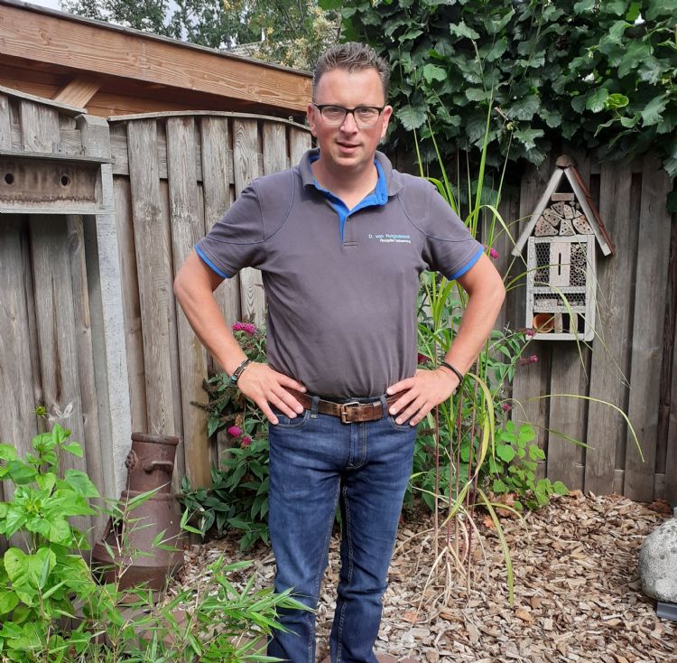 Dick van Huigenbosch: 'Ik heb een aantal behandelde nesten bij elkaar op een voederbak in mijn tuin gelegd, onder mezenkasten, met een aantal wildcamera's erboven. Vogels eten alleen levendige rupsen die er goed uitzien; het zijn geen aaseters. Ze kijken 
