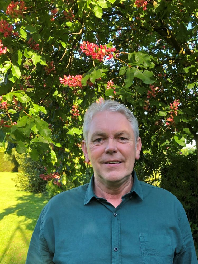 Henk Abbink: 'Als je met beleid spuit, van buiten naar binnen, worden de rupsen aan de buitenkant als eerste onschadelijk gemaakt, waardoor ze hun brandharen niet meer kunnen afschieten. Daarna spuit je het nest aan de binnenkant in met Rufix. Hierdoor wo Henk Abbink: 'Als je met beleid spuit, van buiten naar binnen, worden de rupsen aan de buitenkant als eerste onschadelijk gemaakt, waardoor ze hun brandharen niet meer kunnen afschieten. Daarna spuit je het nest aan de binnenkant in met Rufix. Hierdoor wo