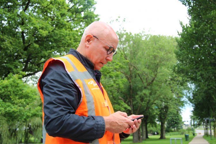 Loch voert zijn bevindingen meteen in in het systeem Obsurv, dat in Rotterdam gebruikt wordt tijdens boominspecties