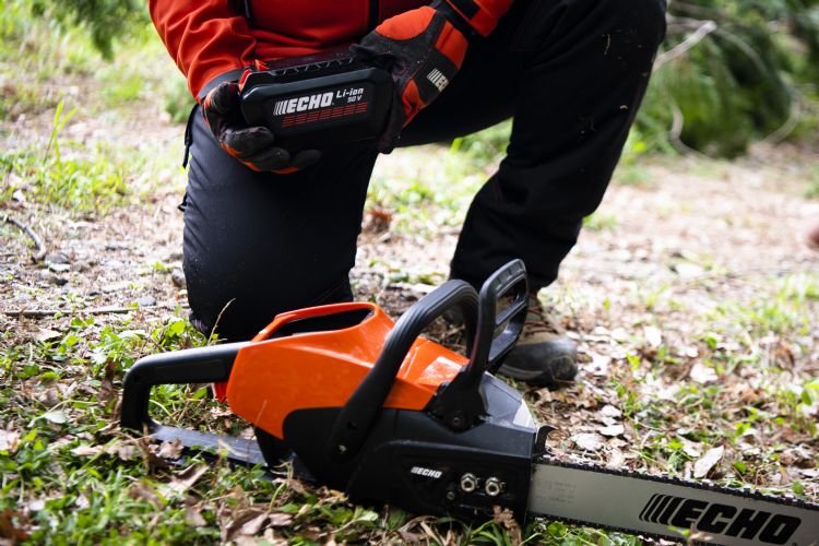 Accu's laten zich snel verwisselen bij deze machine. Accu's laten zich snel verwisselen bij deze machine.