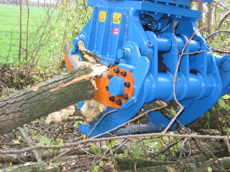 Met zo'n boomknijper gemakkelijk een houtwal 'slopen' Met zo'n boomknijper gemakkelijk een houtwal 'slopen'