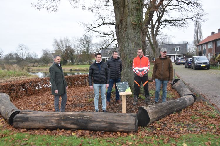 De direct betrokkenen bij het initiatief. De derde van links op deze foto is gebiedsbeheerder Bas de Witt. De direct betrokkenen bij het initiatief. De derde van links op deze foto is gebiedsbeheerder Bas de Witt.