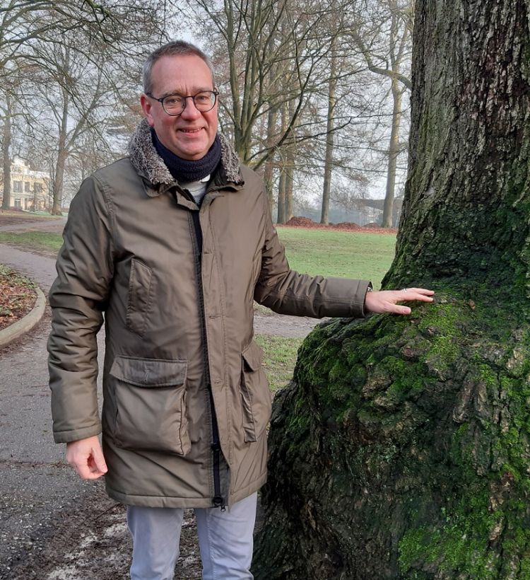 Dirk Doornenbal bij zijn favoriete monumentale eik in Park Hartenstein Dirk Doornenbal bij zijn favoriete monumentale eik in Park Hartenstein