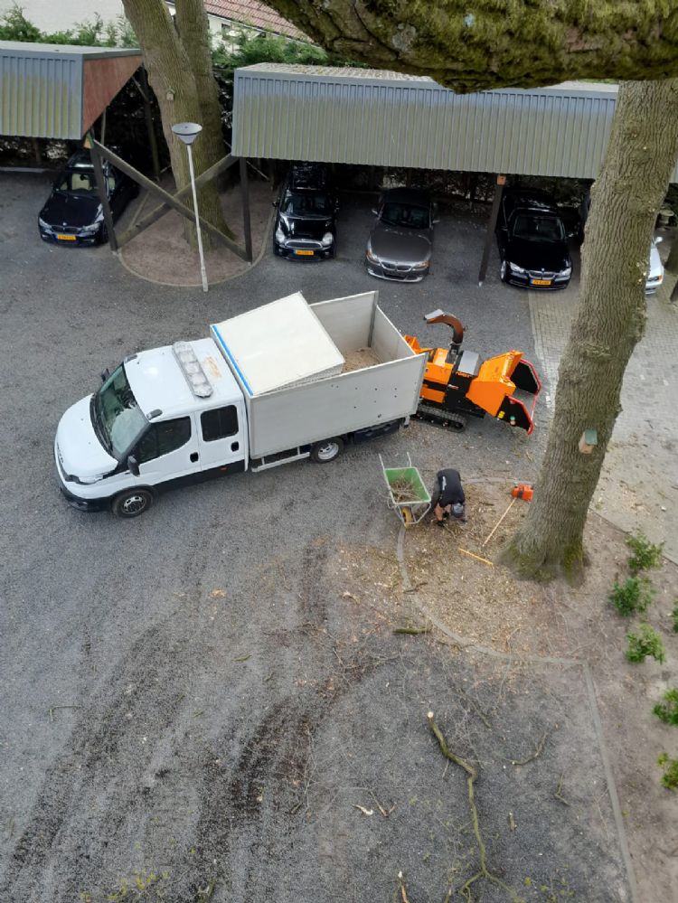 Luchtenberg Boomverzorging kan met de machine ook in beperkte ruimtes werken. Luchtenberg Boomverzorging kan met de machine ook in beperkte ruimtes werken.