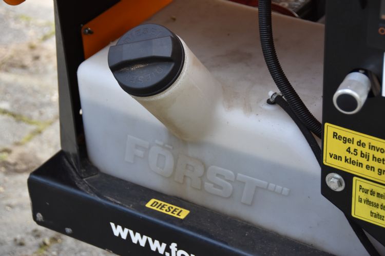 De machine beschikt over een handige doorzichtige brandstoftank. De machine beschikt over een handige doorzichtige brandstoftank.