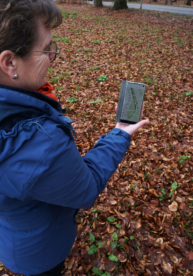 Vivienne van Sante met applicatie waarin bomen geregistreerd staan Vivienne van Sante met applicatie waarin bomen geregistreerd staan