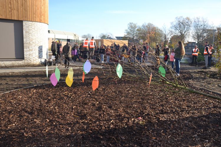 Op de Boomfeestdag: inrichting buitenterrein van het nieuwe Kind Expertise Centrum in Gennep, samen met twee wethouders, vrijwilligers van IVN en leerlingen Op de Boomfeestdag: inrichting buitenterrein van het nieuwe Kind Expertise Centrum in Gennep, samen met twee wethouders, vrijwilligers van IVN en leerlingen