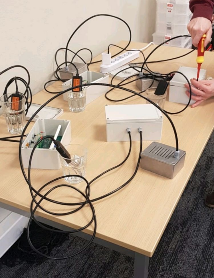 Proefopstelling met de sensoren in het lab Proefopstelling met de sensoren in het lab