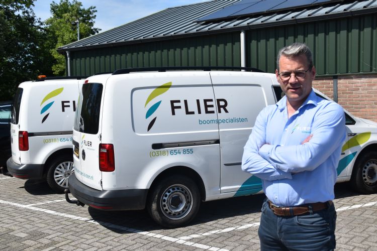Kees Flier: 'We hebben zonnepanelen laten installeren op het dak van de loods.' Kees Flier: 'We hebben zonnepanelen laten installeren op het dak van de loods.'