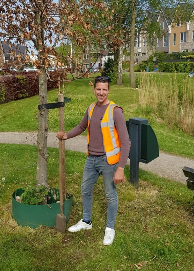 Boom met GreenDMS-sensor. Ernaast: Henk van Eldik Boom met GreenDMS-sensor. Ernaast: Henk van Eldik