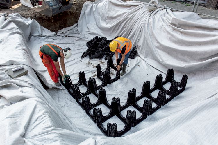 Geotextiel moet de voedingsrijke grond die in de groeiplaats wordt gestort scheiden van het zand buiten de groeiplaats. Geotextiel moet de voedingsrijke grond die in de groeiplaats wordt gestort scheiden van het zand buiten de groeiplaats.