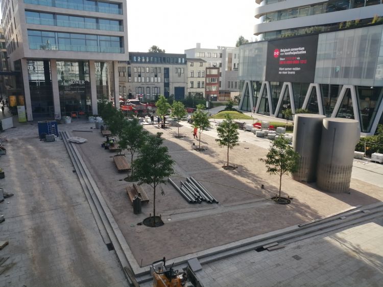 Het Mediaplein is bijna afgerond. Tussen de bomen zijn de ondiepe kanaaltjes te zien Het Mediaplein is bijna afgerond. Tussen de bomen zijn de ondiepe kanaaltjes te zien