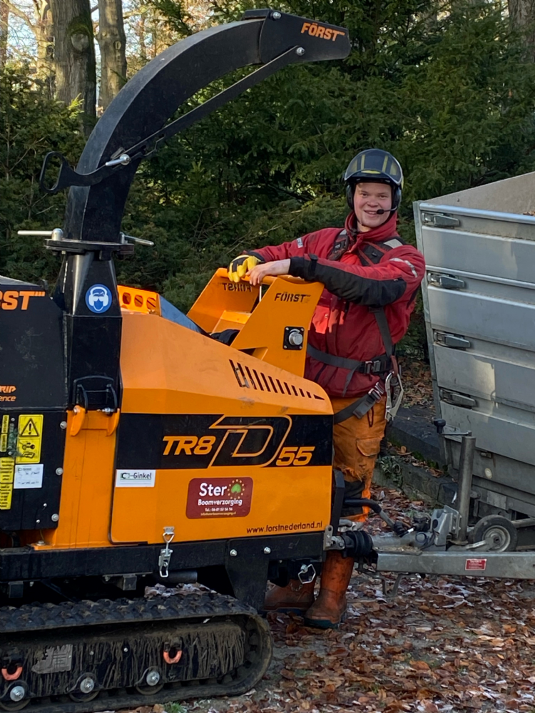 Isaac Verster bedient de TR8, foto TR8 met open kappen, toegangelijk voor onderhoud, foto Ster Boomverzorging Isaac Verster bedient de TR8, foto TR8 met open kappen, toegangelijk voor onderhoud, foto Ster Boomverzorging