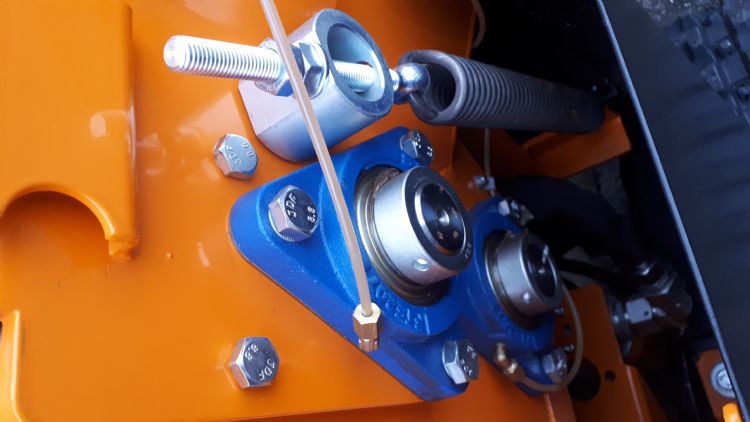 TR8 lagers met vetsmering, foto TR8 met open kappen, toegangelijk voor onderhoud, foto Ster Boomverzorging TR8 lagers met vetsmering, foto TR8 met open kappen, toegangelijk voor onderhoud, foto Ster Boomverzorging