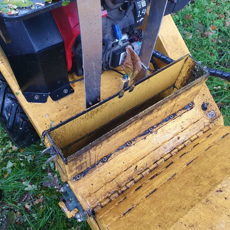 Na demontage van de invoertrechter biedt deze smalle opening een blik op de rotor Na demontage van de invoertrechter biedt deze smalle opening een blik op de rotor