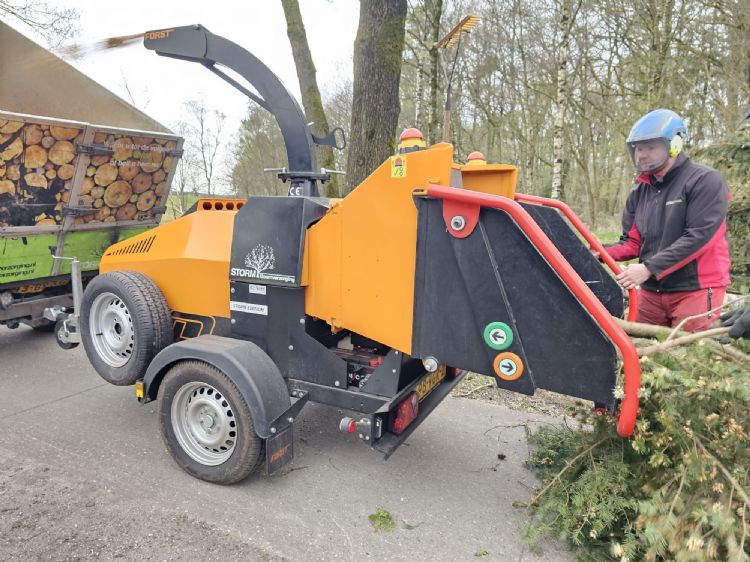 De ruime invoertrechter van een Först-versnipperaar De ruime invoertrechter van een Först-versnipperaar