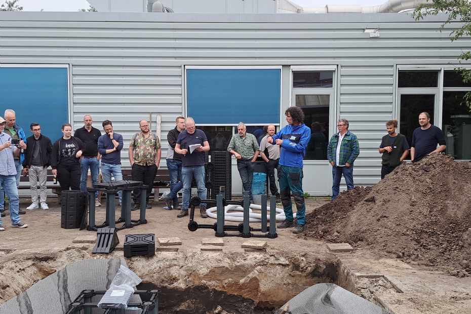 De werking van de boombunker werd uit de doeken gedaan door Werner Hendriks van HTW Treerootsystems De werking van de boombunker werd uit de doeken gedaan door Werner Hendriks van HTW Treerootsystems