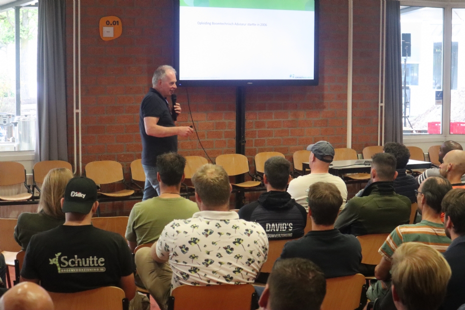 Herman Wevers hield een presentatie en stelde scherpe vragen over de groeiplaatsen Herman Wevers hield een presentatie en stelde scherpe vragen over de groeiplaatsen