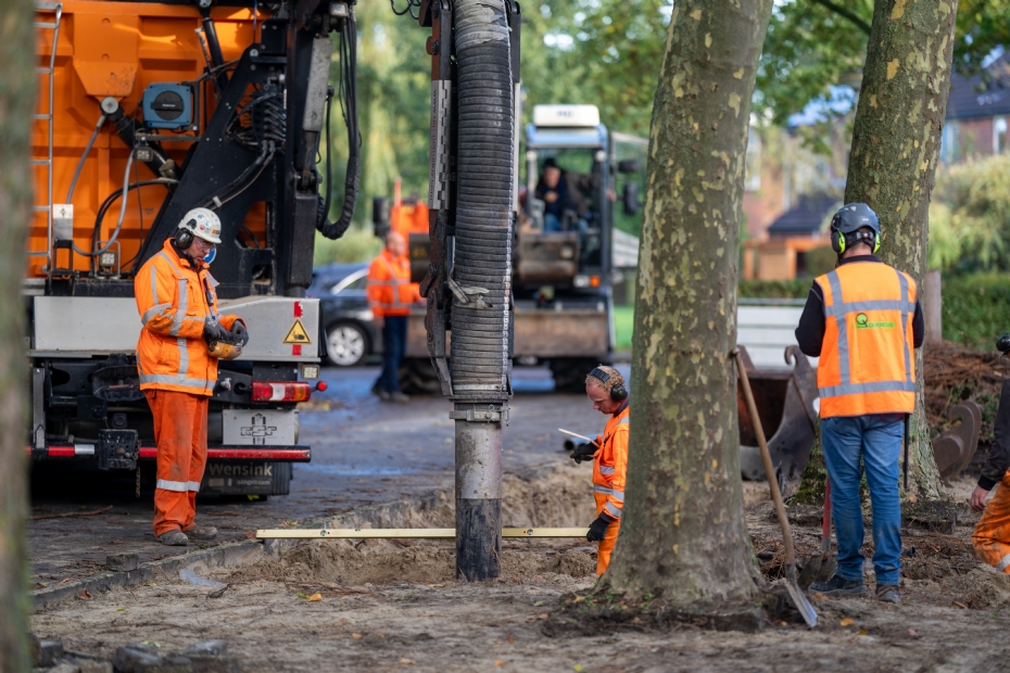 Afgraven van grond bij een project in Groningen Afgraven van grond bij een project in Groningen