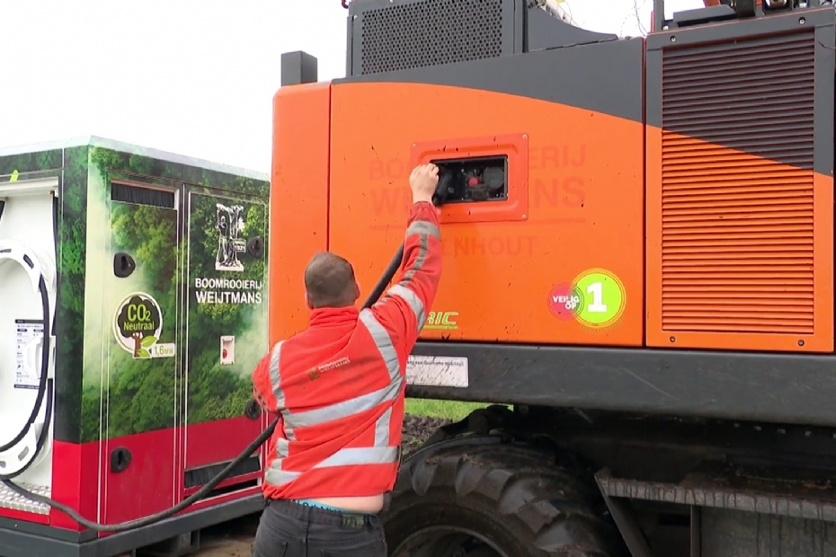 Opladen van de mobiele elektrische kraan op locatie in Roosendaal via een accucontainer. De accucontainers worden door Weijtmans opgeladen op de werf in Udenhout of in Son.