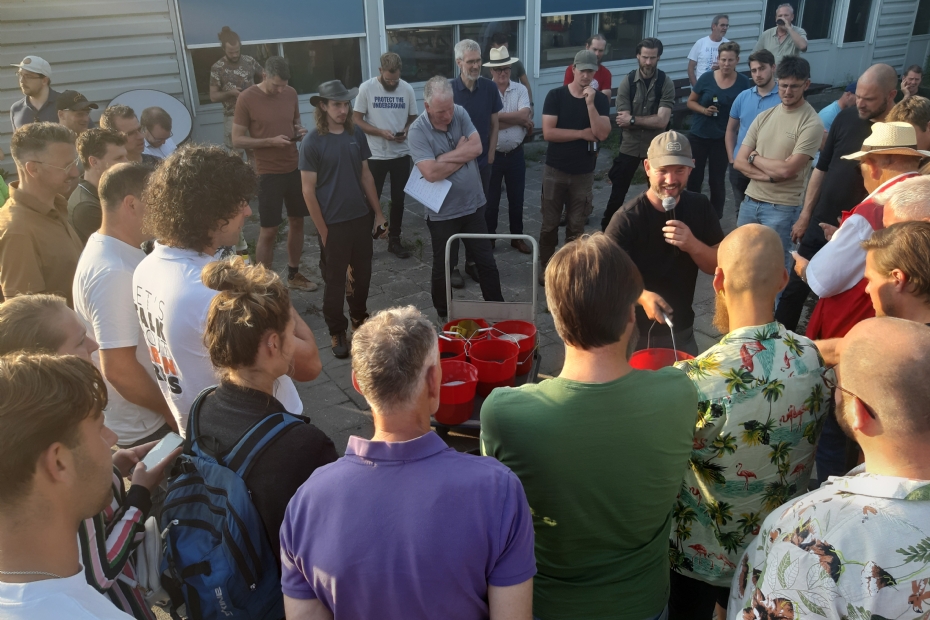 De bezoekers verzamelen zich rond Jellema, die de verschillende bodemverbeteraars laat zien De bezoekers verzamelen zich rond Jellema, die de verschillende bodemverbeteraars laat zien