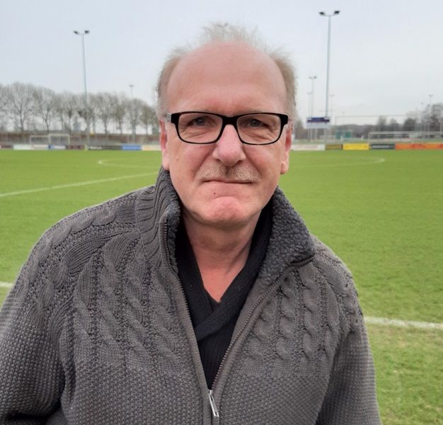 Jaap Verhagen, groenbeheerder bij de gemeente Zutphen: 'Als een boom nog een omlooptijd van bijvoorbeeld twintig jaar heeft, vervangen wij het riool niet. Dan passen we een 'kous' toe (relinen). Je moet ook nooit lukraak wortels wegfrezen, maar altijd eer Jaap Verhagen, groenbeheerder bij de gemeente Zutphen: 'Als een boom nog een omlooptijd van bijvoorbeeld twintig jaar heeft, vervangen wij het riool niet. Dan passen we een 'kous' toe (relinen). Je moet ook nooit lukraak wortels wegfrezen, maar altijd eer