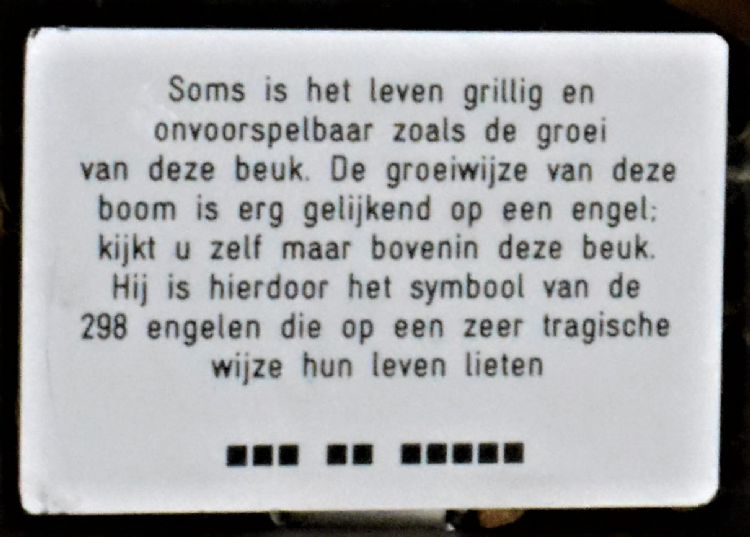 De tekst bij de boom die herinnert aan de slachtoffers van de MH17 De tekst bij de boom die herinnert aan de slachtoffers van de MH17
