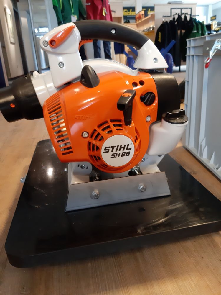 De rupsenzuiger is uitgerust met een Stihl SH86-motor. De rupsenzuiger is uitgerust met een Stihl SH86-motor.