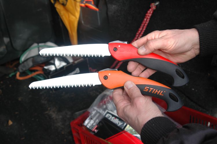 Twee zaagjes die sprekend op elkaar lijken Twee zaagjes die sprekend op elkaar lijken