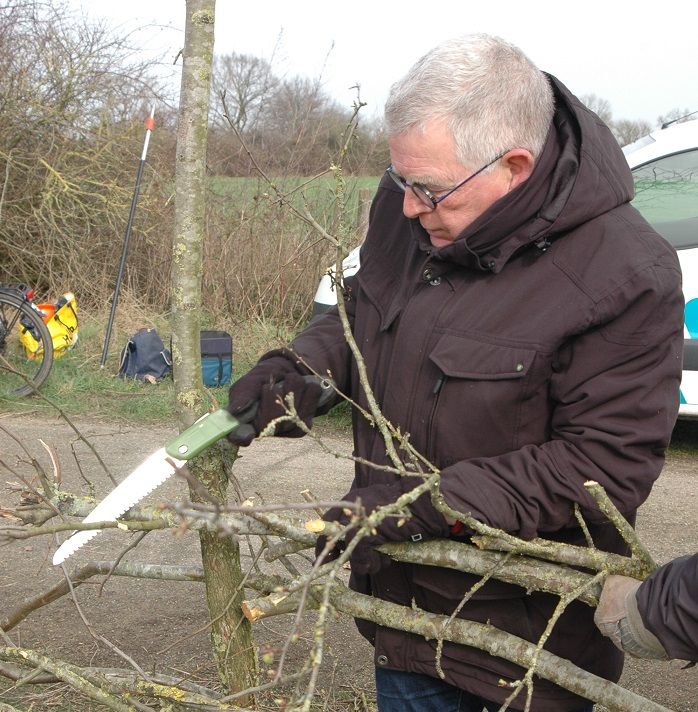 Arnold Jansen is organisator van de oefenochtend Maasheggenvlechten. Hij is gecharmeerd van de Silky F180: 'Degelijk en ligt goed in de hand.' Arnold Jansen is organisator van de oefenochtend Maasheggenvlechten. Hij is gecharmeerd van de Silky F180: 'Degelijk en ligt goed in de hand.'