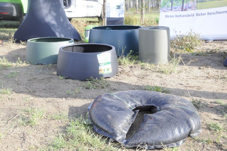 De Tree Diaper kan worden aangepast aan het formaat van de gietrand. De Tree Diaper kan worden aangepast aan het formaat van de gietrand.