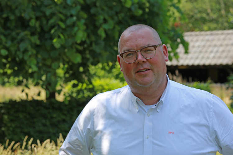 Corné Leenders, Boomkwekerij Udenhout, uit zijn zorgen over het omwikkelen van eiken
