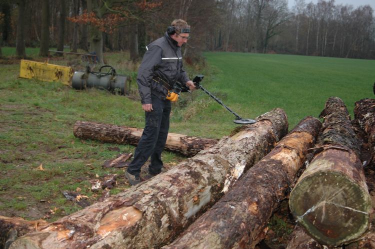Eerst worden de lariksstammen gecontroleerd op de aanwezigheid van metaal. Eerst worden de lariksstammen gecontroleerd op de aanwezigheid van metaal.