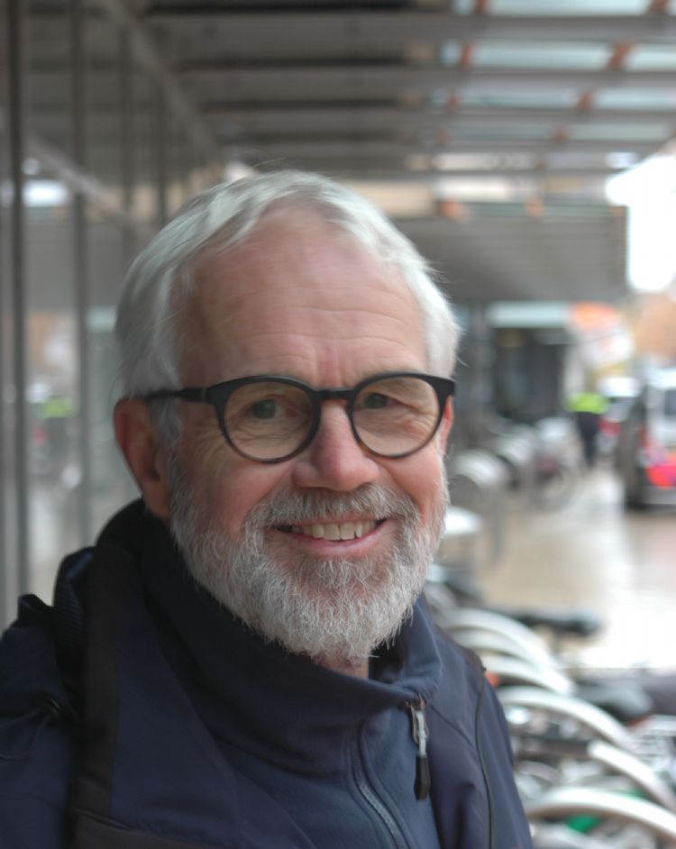 Anton Dekker, de boombunkerpionier van Apeldoorn Anton Dekker, de boombunkerpionier van Apeldoorn