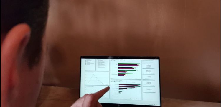 Henk van Eldik bestudeert de risicoanalysekaart van Meppel in het managementsysteem Treeasset van Tree-o-Logic. 'Goed beheer begint bij goede registratie van de gegevens' Henk van Eldik bestudeert de risicoanalysekaart van Meppel in het managementsysteem Treeasset van Tree-o-Logic. 'Goed beheer begint bij goede registratie van de gegevens'