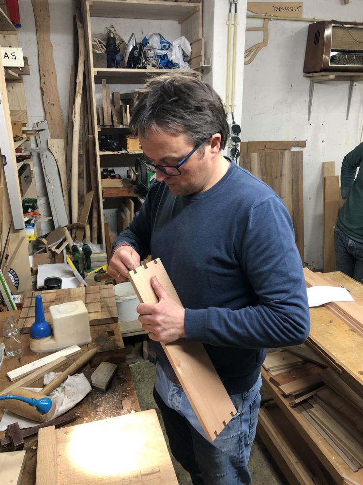 Hein te Velde van Kopshout in Nijmegen maakt handmatig zwaluwverbindingen Hein te Velde van Kopshout in Nijmegen maakt handmatig zwaluwverbindingen