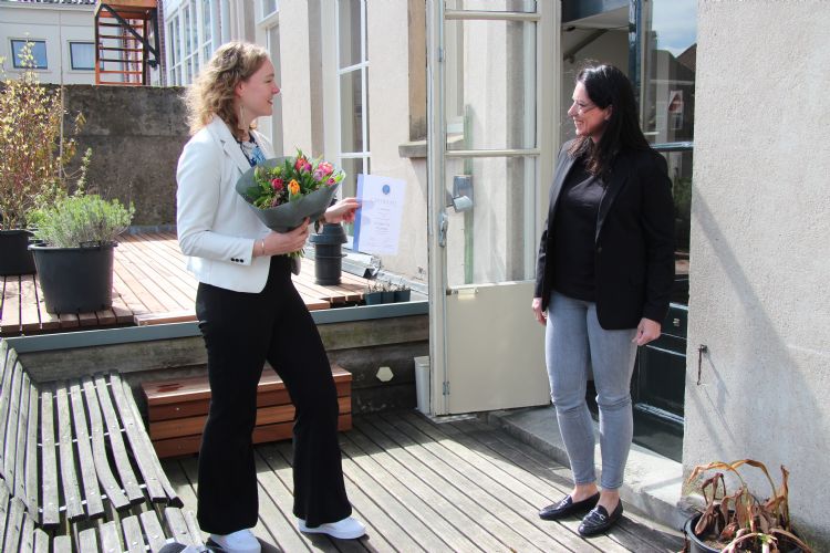 Onylle Epping van IPC Groene Ruimte reikt het certificaat voor European Tree Technician uit aan Van Boven Onylle Epping van IPC Groene Ruimte reikt het certificaat voor European Tree Technician uit aan Van Boven