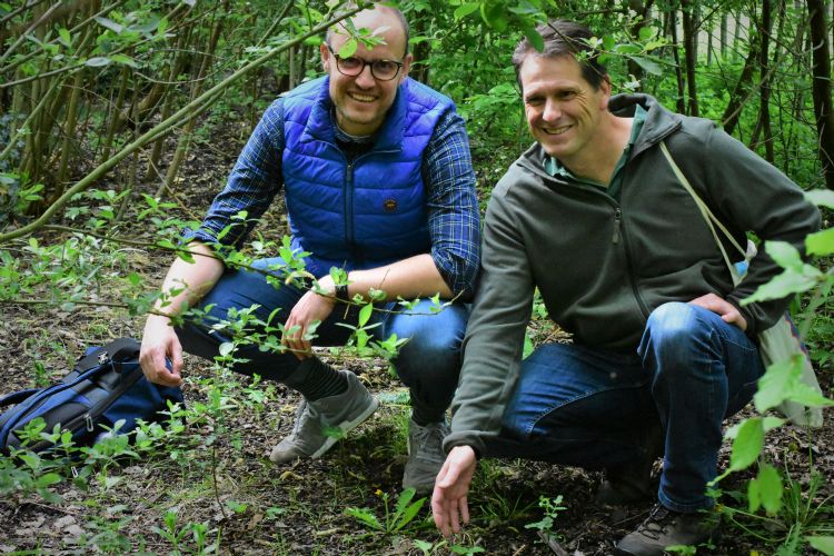 Initiatiefnemer voor de tiny forests, Daan Bleichrodt (l.), en onderzoeker Fabrice Ottburg