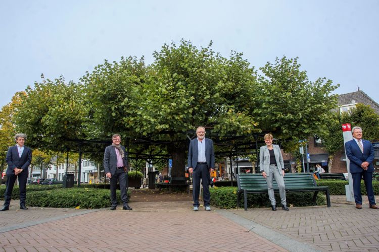 College van B&W Etten-Leur vlnr: Gemeentesecretaris/directeur Cor Smits; Wethouder Ger de Weert; Wethouder Cees van Aert; Burgemeester Miranda de Vries; Wethouder Frank Vrolijk. Foto: Boom van het Jaar
