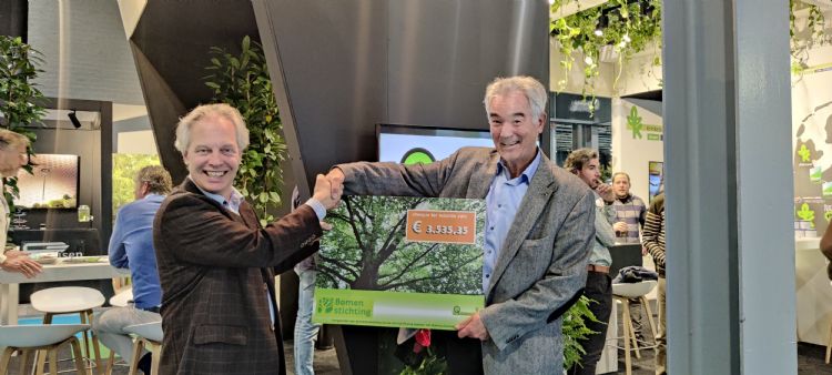 Quercus boomexperts overhandigt De Bomenstichting een cheque t.a.v. € 3535,35