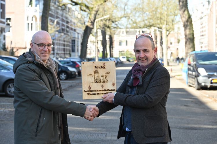 Juryvoorzitter Hein van Iersel overhandigt de BEA-ward aan Peter Duifhuizen