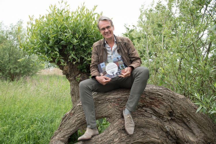 Wim Eikelboom met het boek. Foto: Hans Westerink 