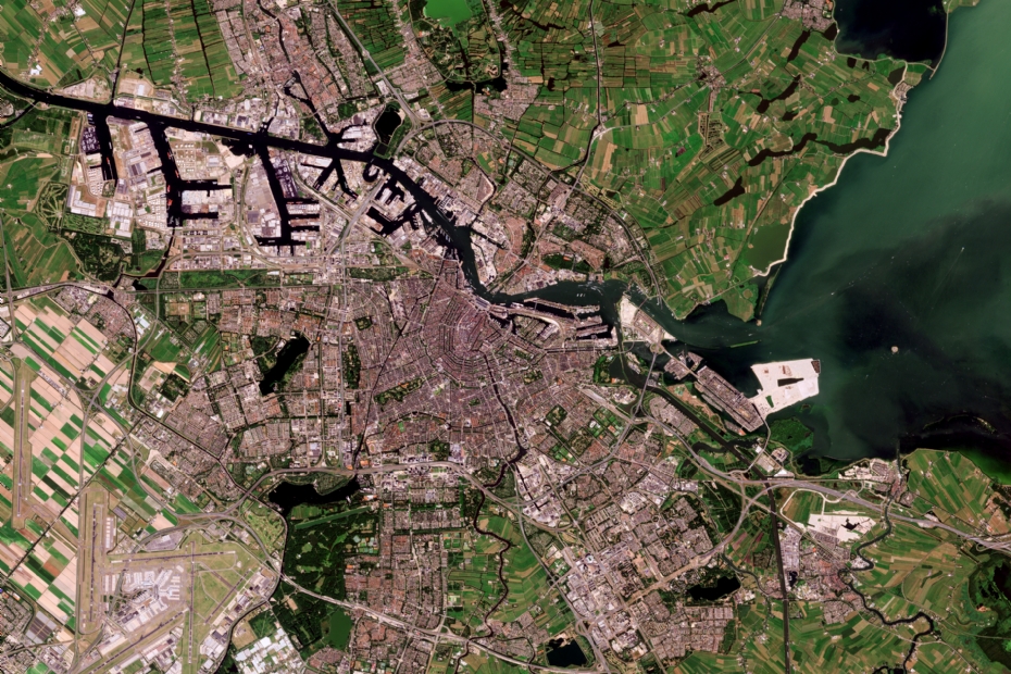 Amsterdam is te zien op deze afbeelding gemaakt door de Copernicus Sentinel-2-missie. De satellietfoto bevat aangepaste Copernicus Sentinel-gegevens (2020), verwerkt door ESA