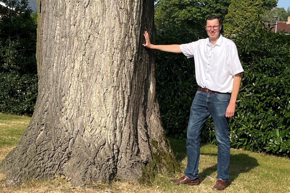 Jan Boertjes bij de dikste boom van Scherpenzeel