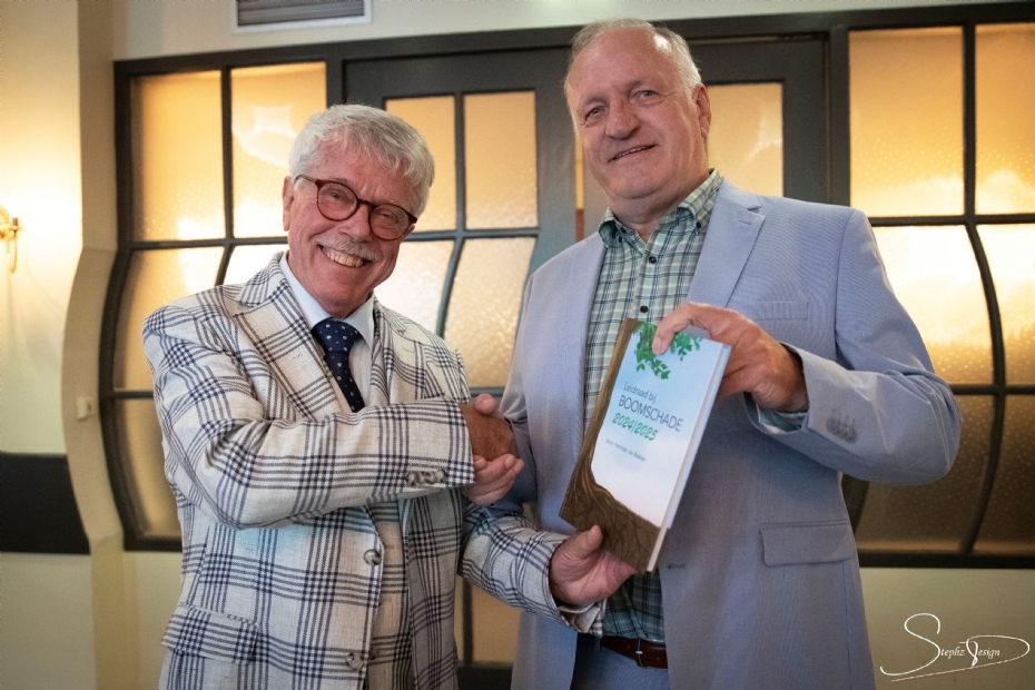 Mr Frank Visser ontvangt het boek uit handen van de auteur. Foto: Stephz Design