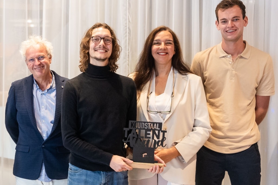 Lucas Hulsman ontvangt de Koudstaal Talent Award uit handen van Isabelle Diks. Fotografie: Martijn Beekman