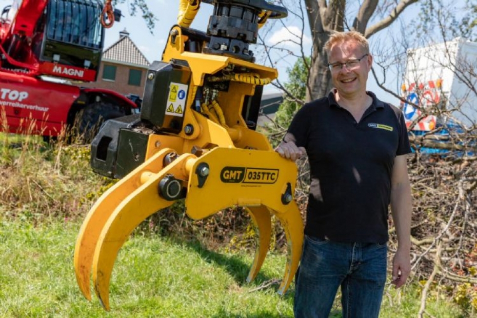 Michel Gierkink bij de lichtgewicht, pendelend opgehangen GMT035 TTC-velkop. Deze is fixeerbaar. Hierdoor kan een professional afgezaagde takken volledig onder controle uit een - hoge - kruin plukken. Foto: Anja Onst