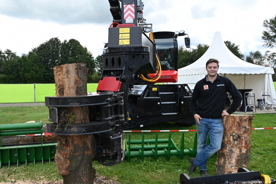 Hein van Duijvendijk van Almat Laren naast de 711T Zaaggrijper en Manitou MRT 2660 op GTH 2024